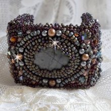 Pulseira Picasso Marrom Longa bordada com uma pedra preciosa (Picasso Jasper), cristais Swarovski, contas de sementes Miyuki e facetas de vidro boémio